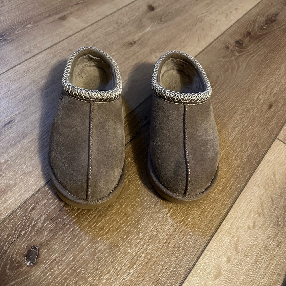 Ugg Tasman Slipper in Antelope